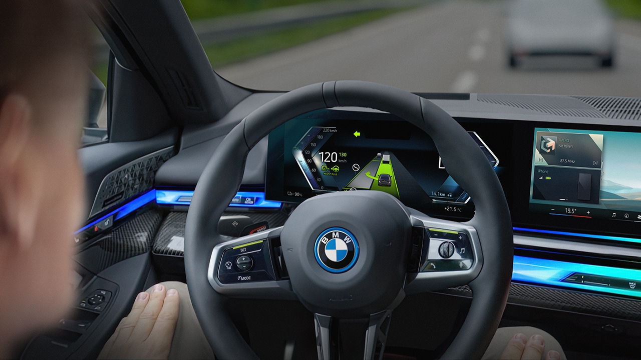 BMW i5: WECHSELT AUF DIE ÜBERHOLSPUR. MIT EINEM BLICK.