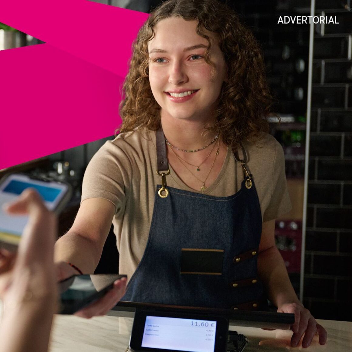 Advertorial: Eine Frau bezahlt mit ihrem Smartphone in einem kleinen Geschäft