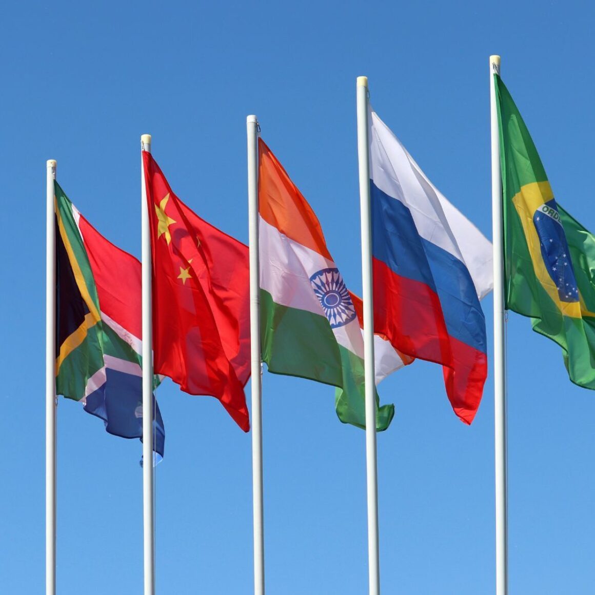 Fahnen der 5 BRICS-Staaten