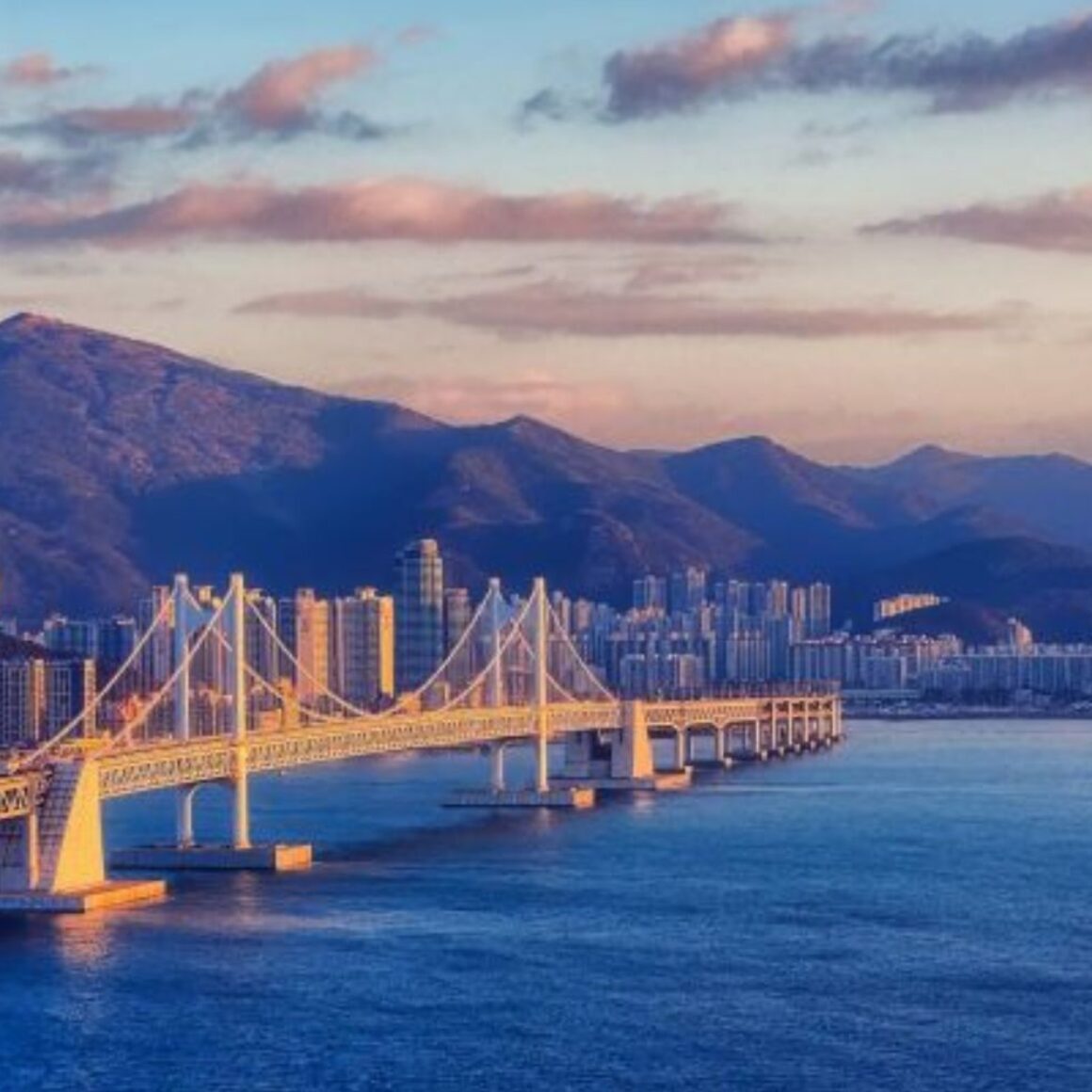 Hafenstadt Busan mit der Brücke Gwangandaegyo und Skyline vor einer Berglandschaft