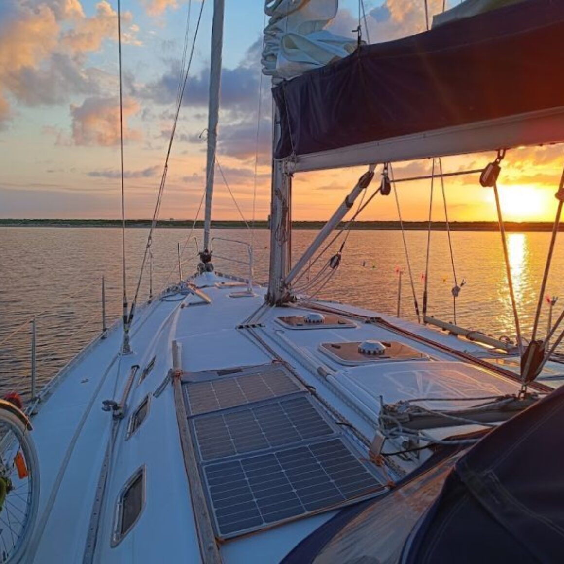 Segelschiff bei Sonnenuntergang