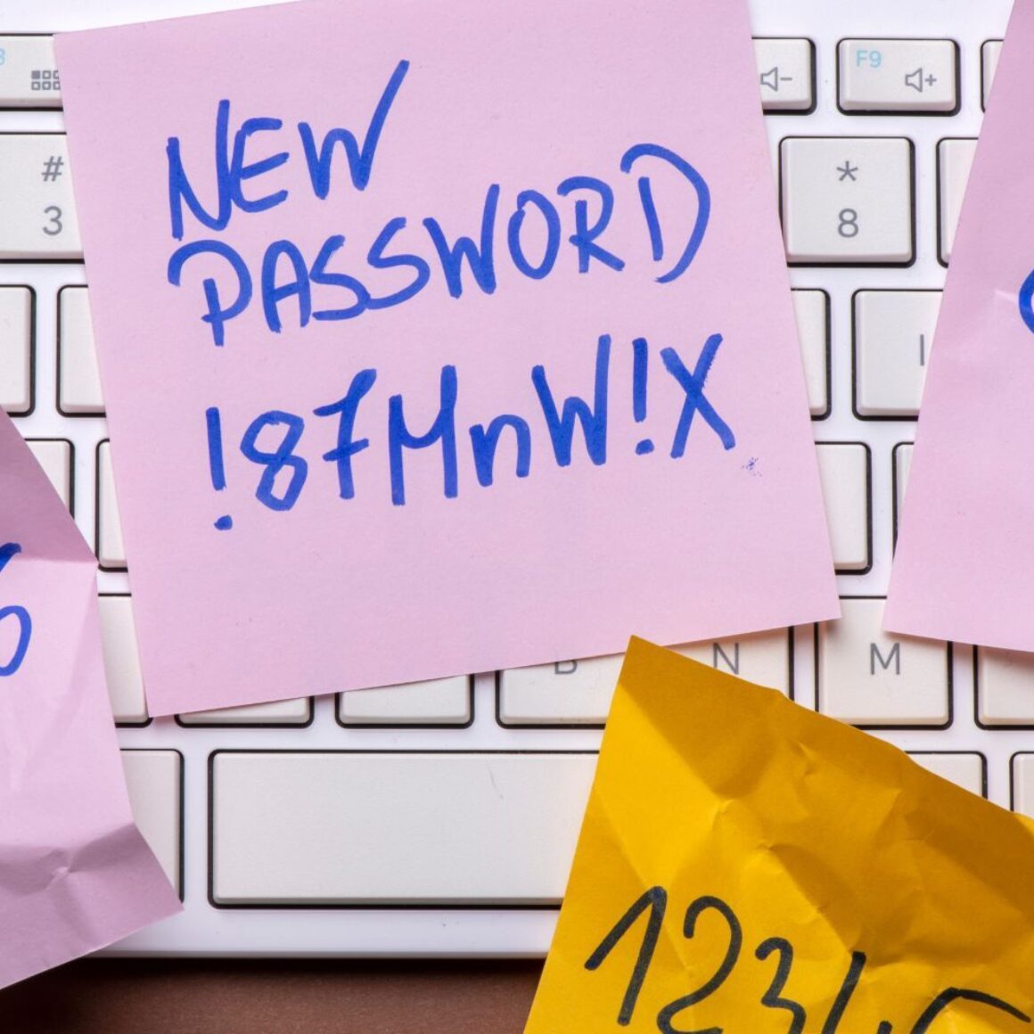Tastatur mit Notizzetteln voller Passworte